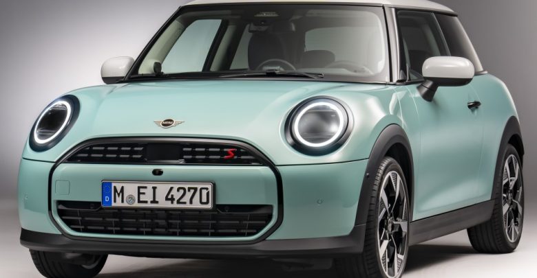 Benzines motorokkal is bemutatkozott az új Mini