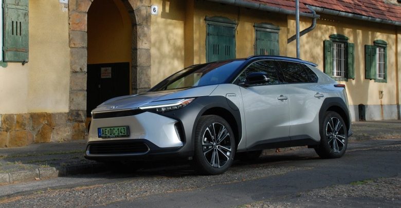 Nézz előre, ülj rendesen – Toyota bZ4X menetpróba (Executive, 4WD)