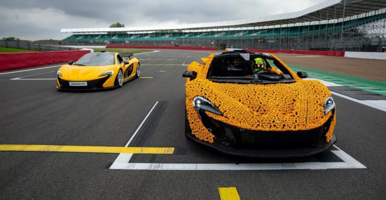 Életnagyságú Lego McLarent vezetett Lando Norris